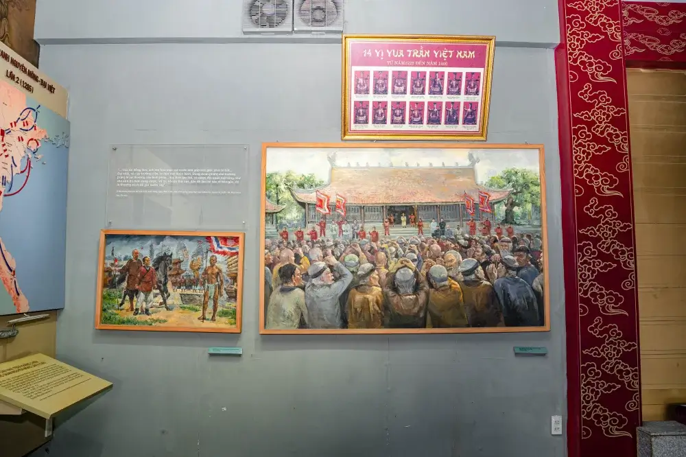 Ảnh trưng bày diễn tả các sự kiện lịch sử bên trong nội điện